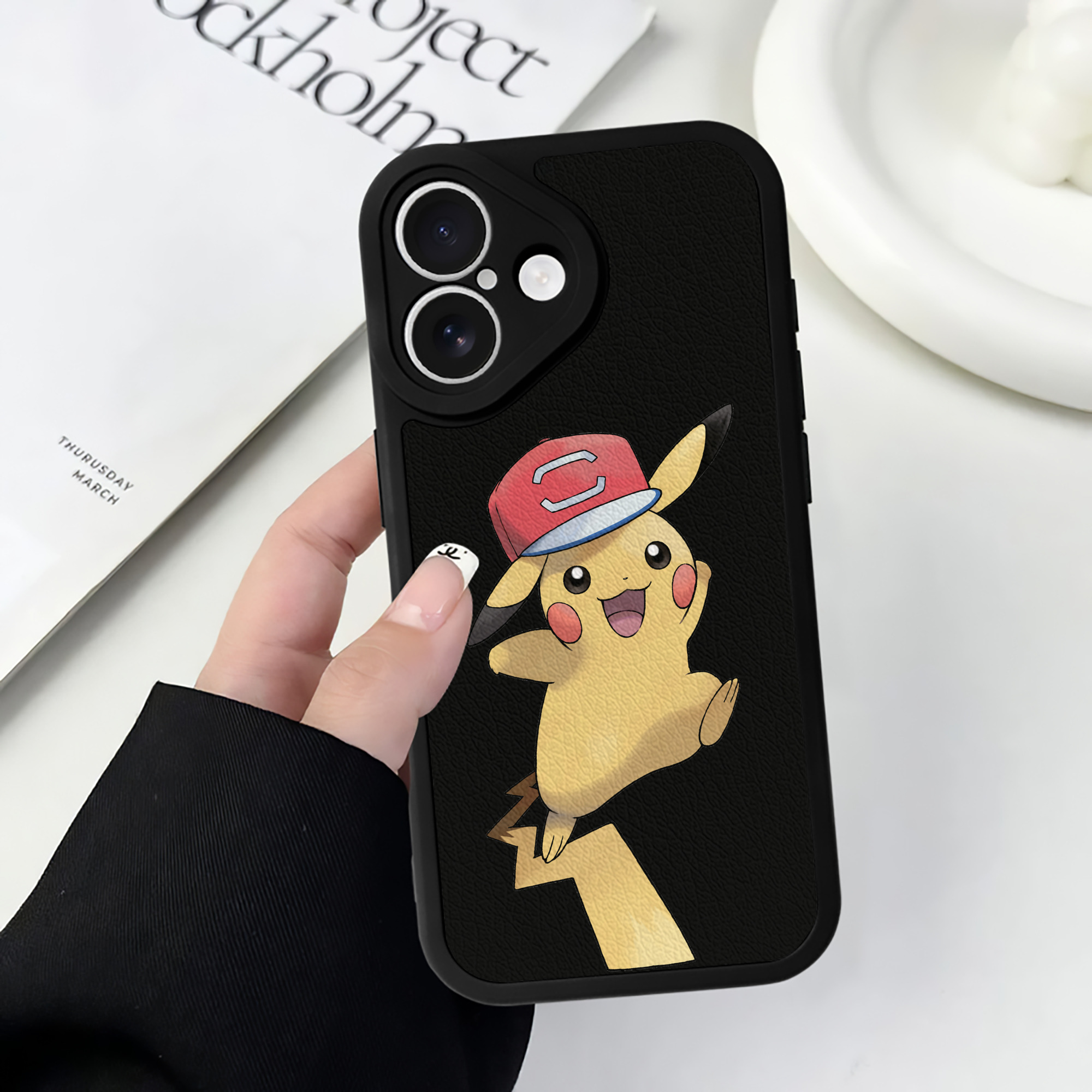 （画像用） ポケットモンスター Pokémon 【iPhone 16シリーズ対応】シリコンスマホケース（レザー調） 材質：シリコン